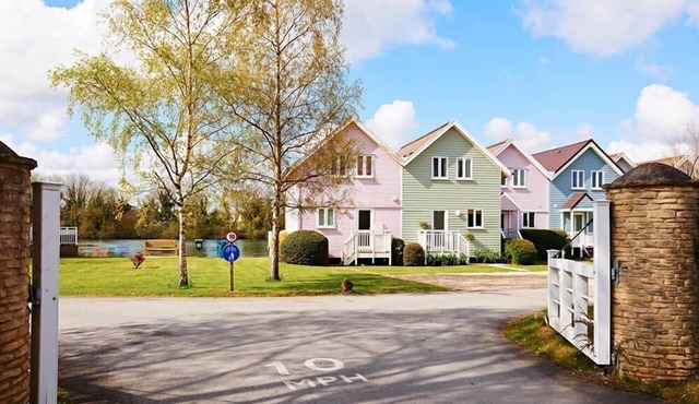 Stylish family-friendly waterfront retreat on Spring Lake in the Cotswold Water Park