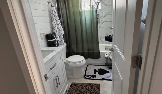 Stylish, Family Friendly Collingdale Home, Near Philly, Fireplace, Parking, WiFi