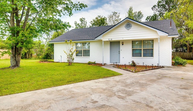 Stylish Family Friendly Bungalow, Tvs, Royal Beds