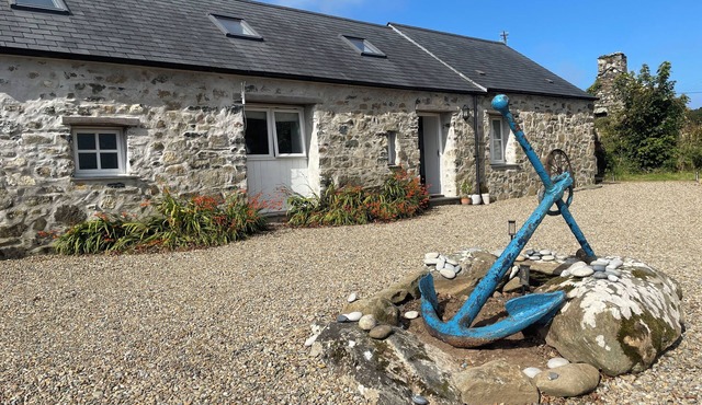 Stylish, family friendly Pembrokeshire Bluestone Barn in idyllic coastal setting