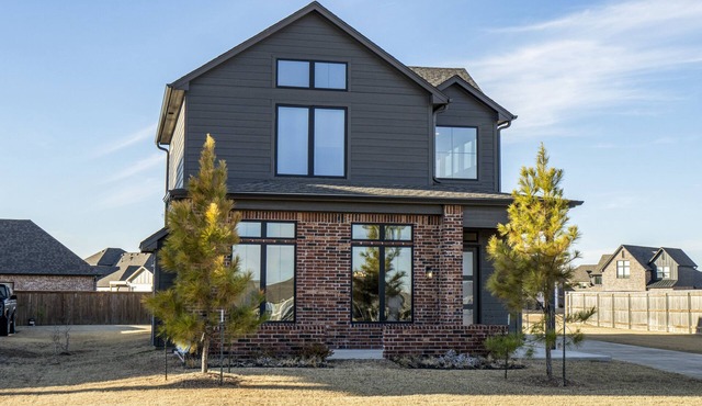 Stylish family-friendly retreat in South Tulsa with pond views and park