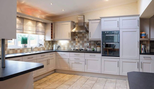 Stylish Family Home Close To City Centre with Parking