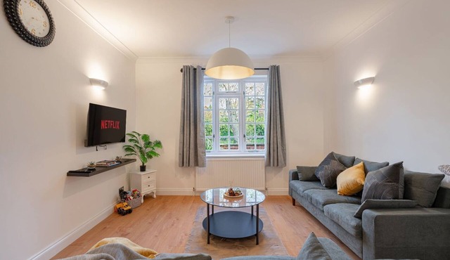 Stylish Family Home in Putney | Easy Access to Central London