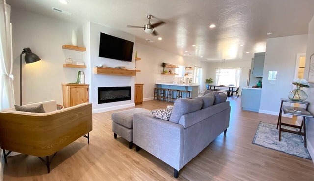 Stylish Family Home in Kanab just 40 Mins to Zion National Park!
