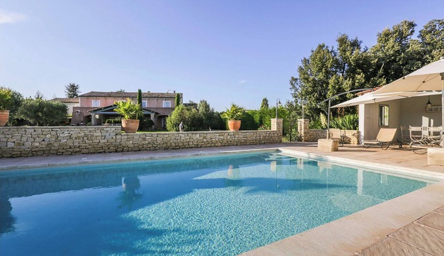 Stylish family house with pool at the foot of the village of Ménerbes