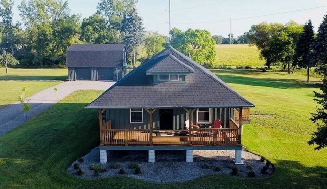 STYLISH FARMHOUSE AC + LAWNCAREn7 MIN TO BAY CITYnCONVENIENT TO MAJOR SHOPPING