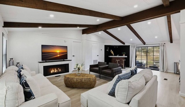 Stylish Farmhouse and Studio Apt W/Acreage!