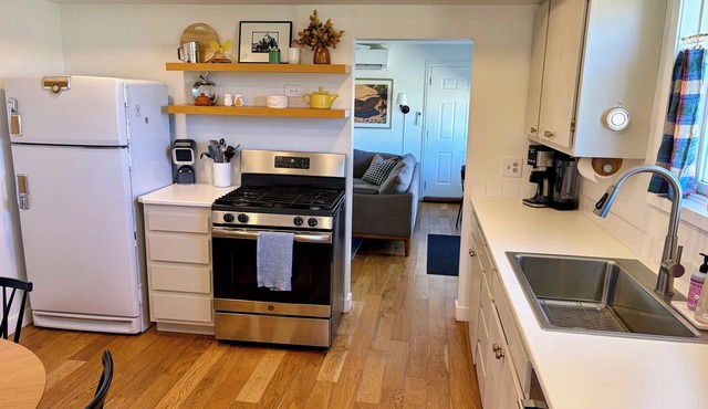 Stylish Farmhouse by Capitol Reef. Books, Full Kitchen, Kid-Friendly.
