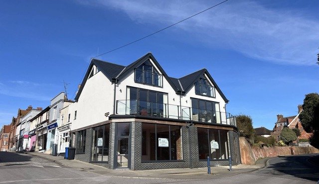 STYLISH FELIXSTOWE APARTMENT WITH FABULOUS SEA VIEWS in Felixstowe, Suffolk