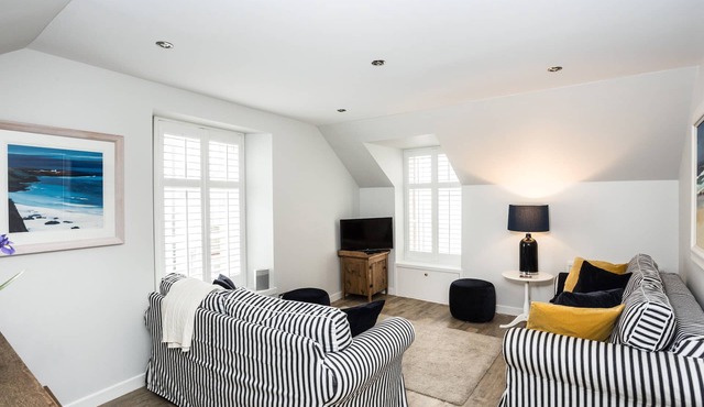 Stylish first-floor apartment with private patio, just moments from the High Street. Sleeps 2