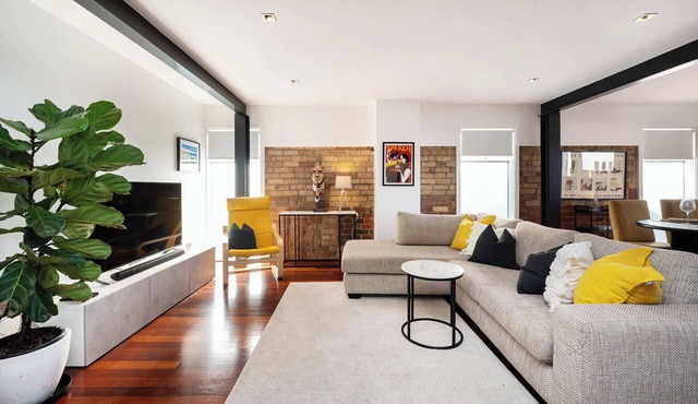 Stylish Fitzroy Warehouse Apmnt with Balcony & BBQ