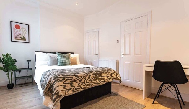 Stylish Flat, Ideal for Business & Long-Term Stays