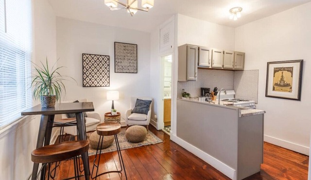 Stylish Flat in Walkable Downtown w/Parking