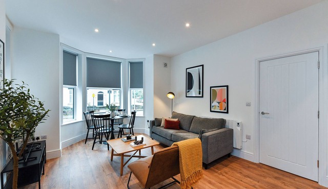 Stylish Flat with En-Suites Near Nature & Amenities