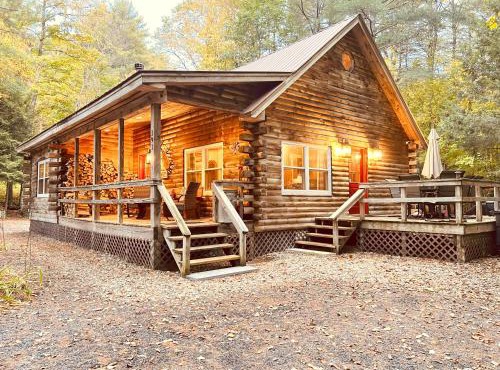Stylish Forest Lodge with Large Hot Tub, Firepit and Fireplace minutes to Gore Mountain