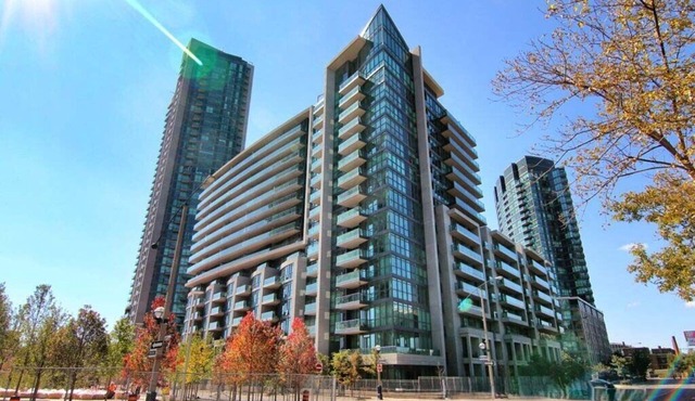 Stylish Fort York Condo with Pool + Gym