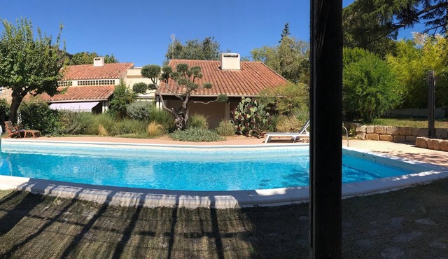 Stylish 6-bedroom villa in popular town near Nîmes and Montpellier