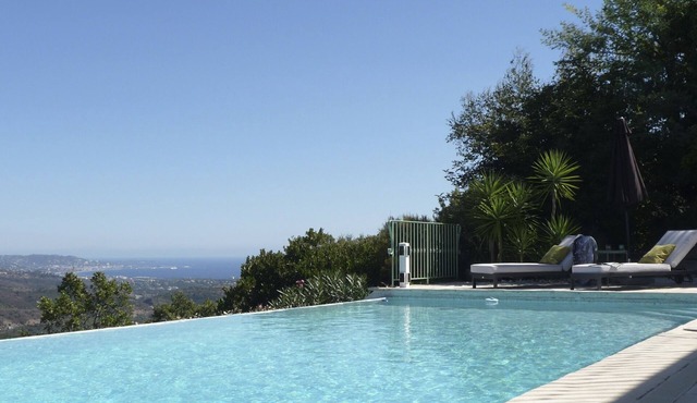 Stylishly renovated villa with heated infinity pool and sea views over Cannes