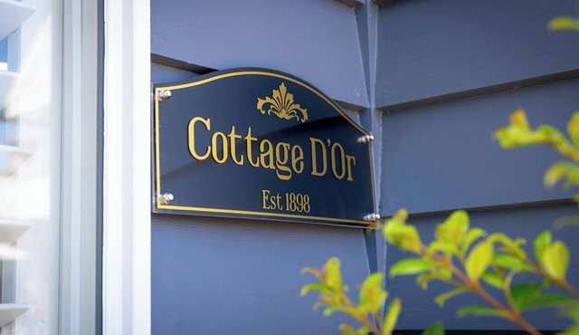 Stylish French-themed cottage, perfect for a relaxing getaway, Centrally Located