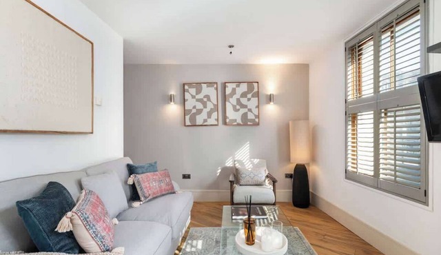 Stylish Fulham Broadway 1-Bed with Private Sunny Patio