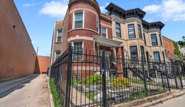 Stylish Garden Apartment | Walk to United Center