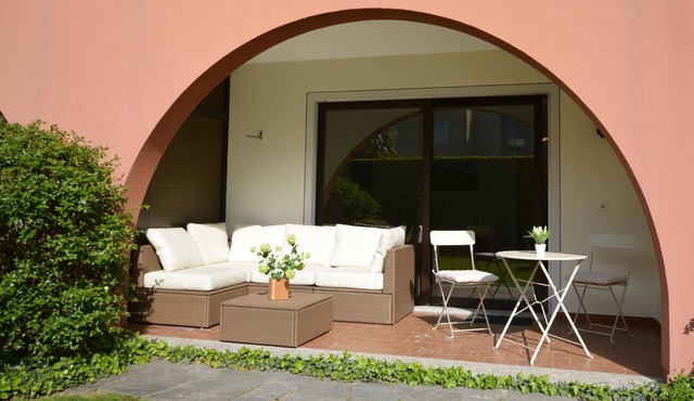 Stylish garden apartment ideal for couples with outdoor pool and sunbathing area