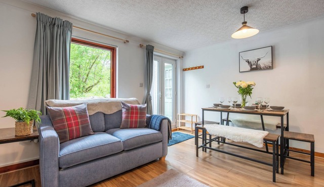 Stylish Garden Flat Near Loch Ness, ideal for families and groups