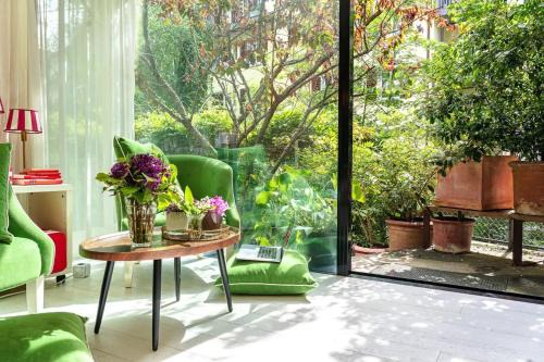 Stylish Garden-Gem by Lake: Pet-Friendly & Central