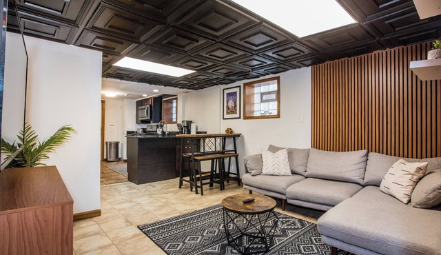 Stylish Garden-Level 2BR: Close to O'Hare & Downtown