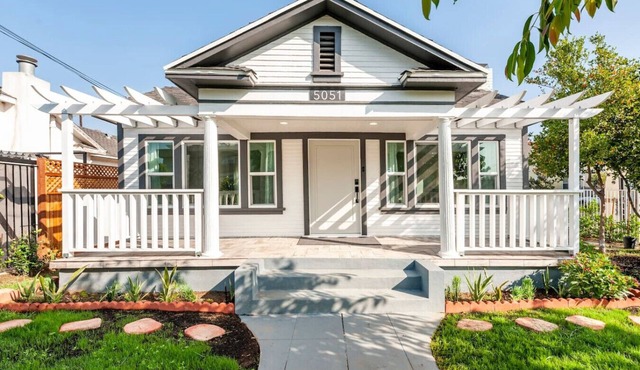 Stylish Gated Retreat in East Hollywood w/Parking