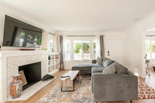 Stylish Gated Retreat in East Hollywood with Parking
