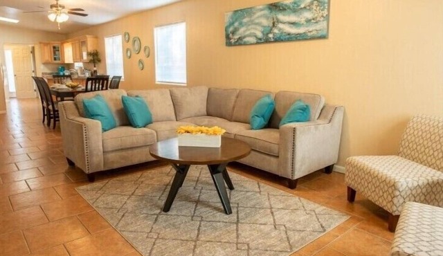 Stylish GEM in the Desert, Spotless 3BR Near UofA & Hospitals, with Fire Pit