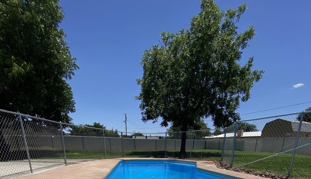 Stylish Getaway-2 Bed-Pool-Hot Tub