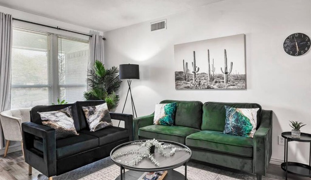 Stylish GETAWAY, Close to Downtown, Perfect for Large Groups, Gameroom