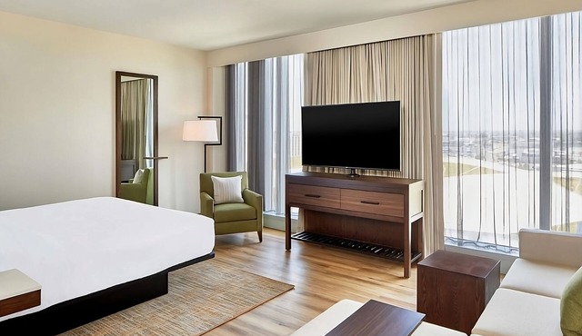 Stylish Getaway near Downtown Nashville! Pets Allowed, Indoor Pool, Kitchenette!