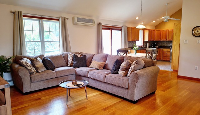 Stylish Getaway: Owners Suite, Game Room, Mountain Views, Close to Attractions