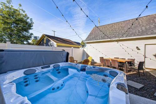 Stylish Getaway with Hot Tub-Near Downtown Indy-Family Friendly