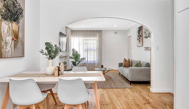 Stylish Glenelg Stay with Alfresco and Comfort