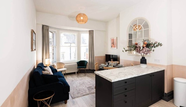 Stylish Grade II Listed 2 Bed Flat w. Roof Terrace