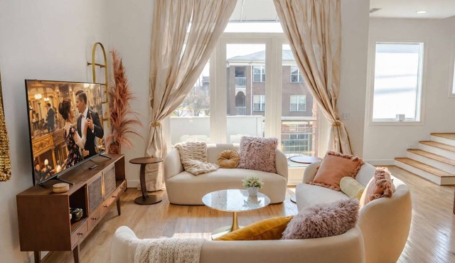 Stylish groovy condo minutes from Churchill Downs