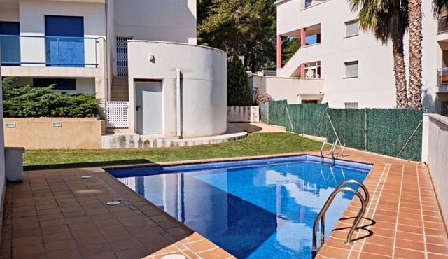 Stylish Ground Floor Apartment with Pool, 150m from Beach