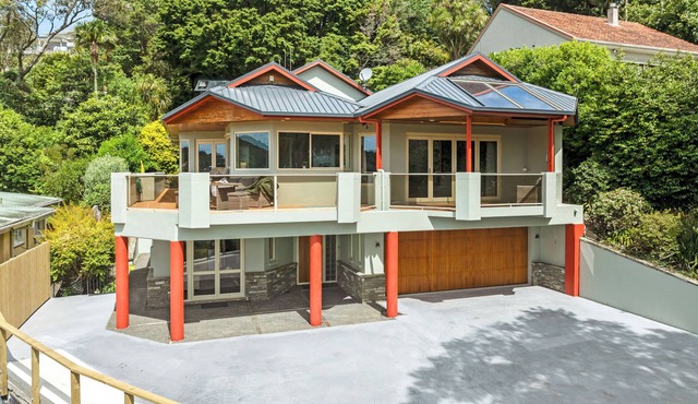 Stylish group getaway with views! Hot tub, games room, central