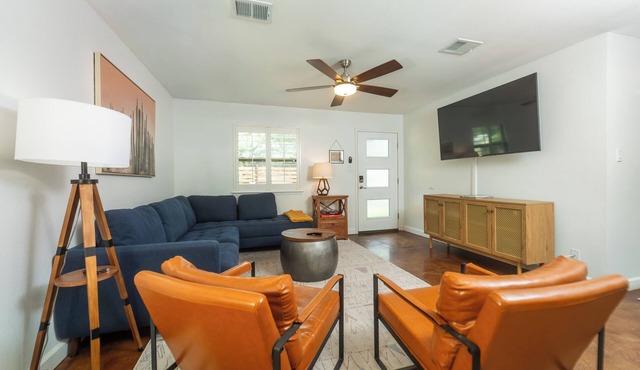 Stylish Group Retreat Hot Tub Game Room Yard