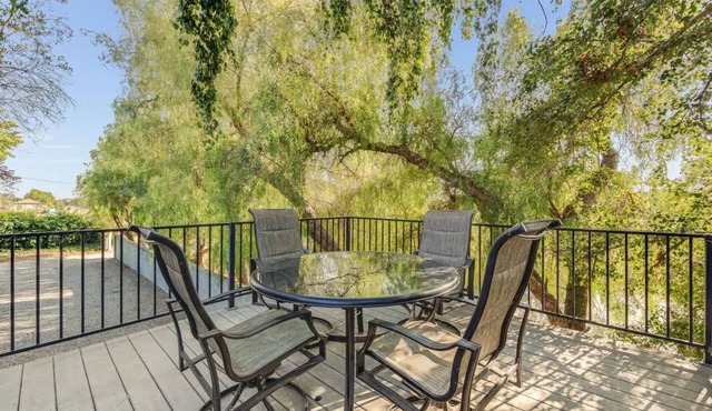 STYLISH- GUEST HOUSE ON A BEAUTIFUL ESTATE