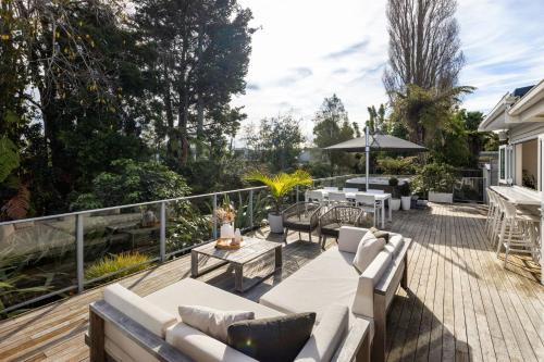 Stylish Gully Retreat with Spa and Office