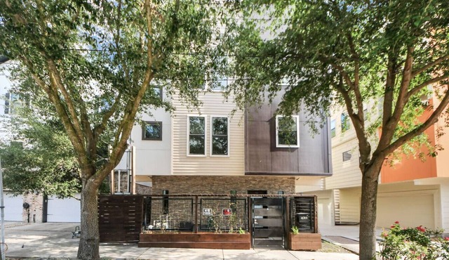 Stylish Heights Home w/4BR, 3.5BA + Office Spaces | Perfect for Long-Term Stays