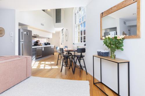 Stylish Heritage 2BR Loft near City and River with Pool and Free Parking