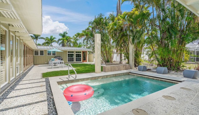 Stylish Hidden Gem w/Pool Steps to Lido Beach & St. Armands Circle