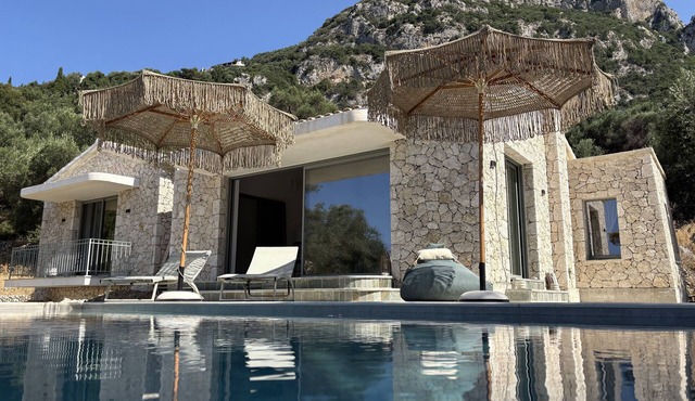 Stylish hideaway - pool, view, close to the beach