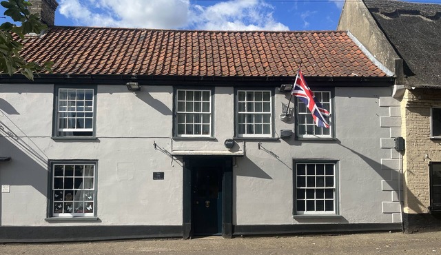 Stylish Historic Apartment - Sleeps 3 & Parking